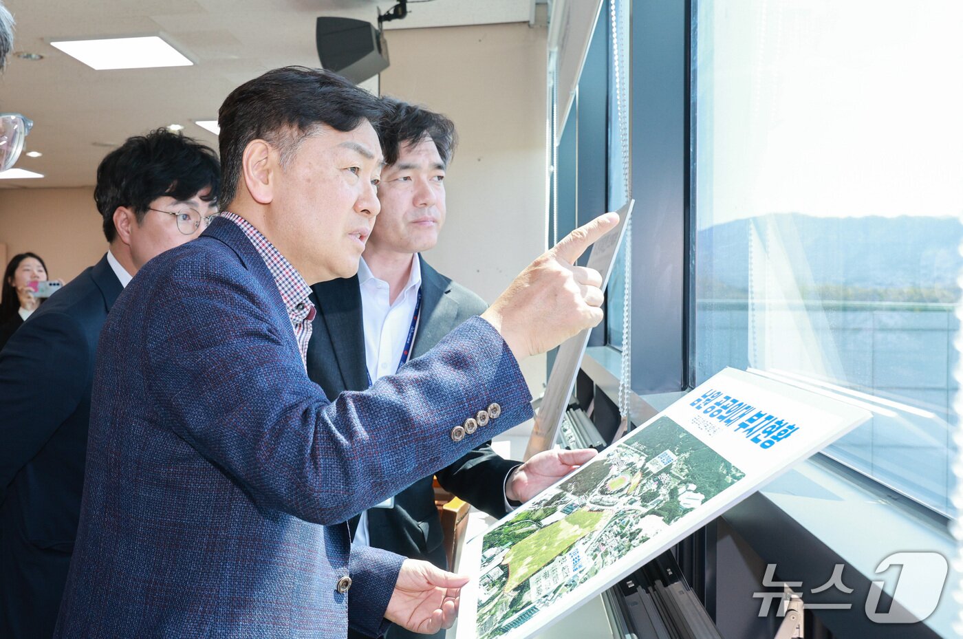 본문 이미지 - 16일 전북 남원 국립의학전문대학원 예정 부지를 찾은 김관영 전북지사가 관계자들로부터 현황을 보고 받고 있다.(전북도 제공. 재판매 및 DB금지)/뉴스1