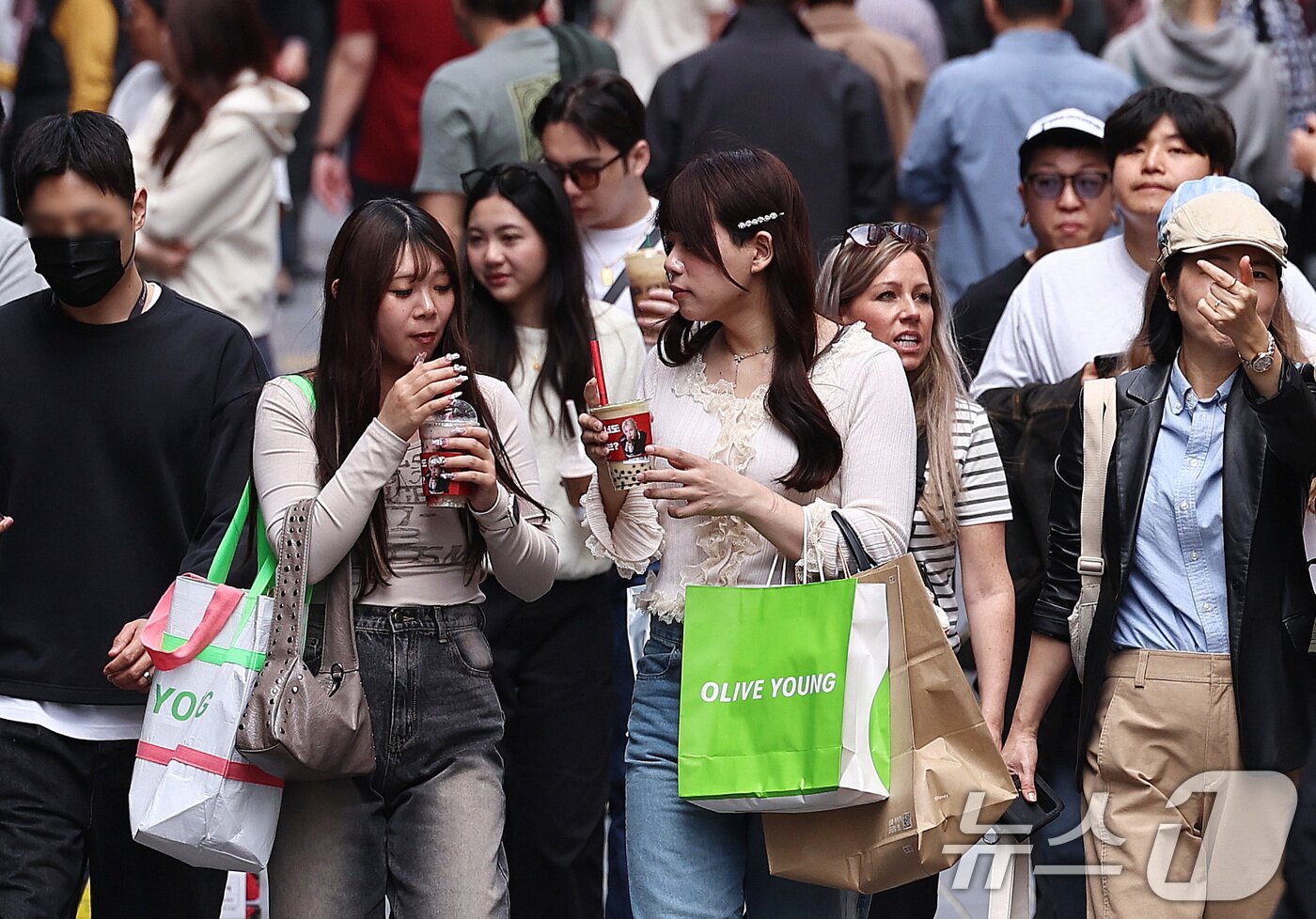 본문 이미지 - 외국인 관광객들이 16일 서울 중구 명동거리를 걷고 있다. 이날 문화체육관광부에 따르면 올해 1분기(1~3월) 방한 외국인 관광객은 약 476만 명으로 지난해 같은 기간보다 23% 증가해 역대 최대 실적을 기록했다. 2026.4.16 ⓒ 뉴스1 구윤성 기자