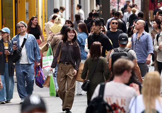 "5월 연휴·가정의 달 수요 잡아라"…패션업계 프로모션 속속