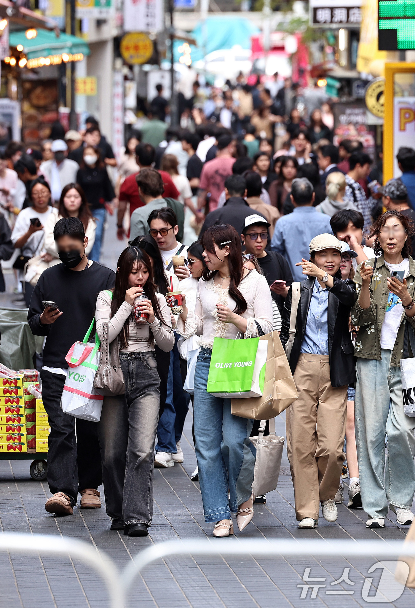 (서울=뉴스1) 구윤성 기자 = 외국인관광객들이 16일 서울 중구 명동거리를 걷고 있다. 이날 문화체육관광부에 따르면 올해 1분기(1~3월) 방한 외국인 관광객은 약 476만 명으 …