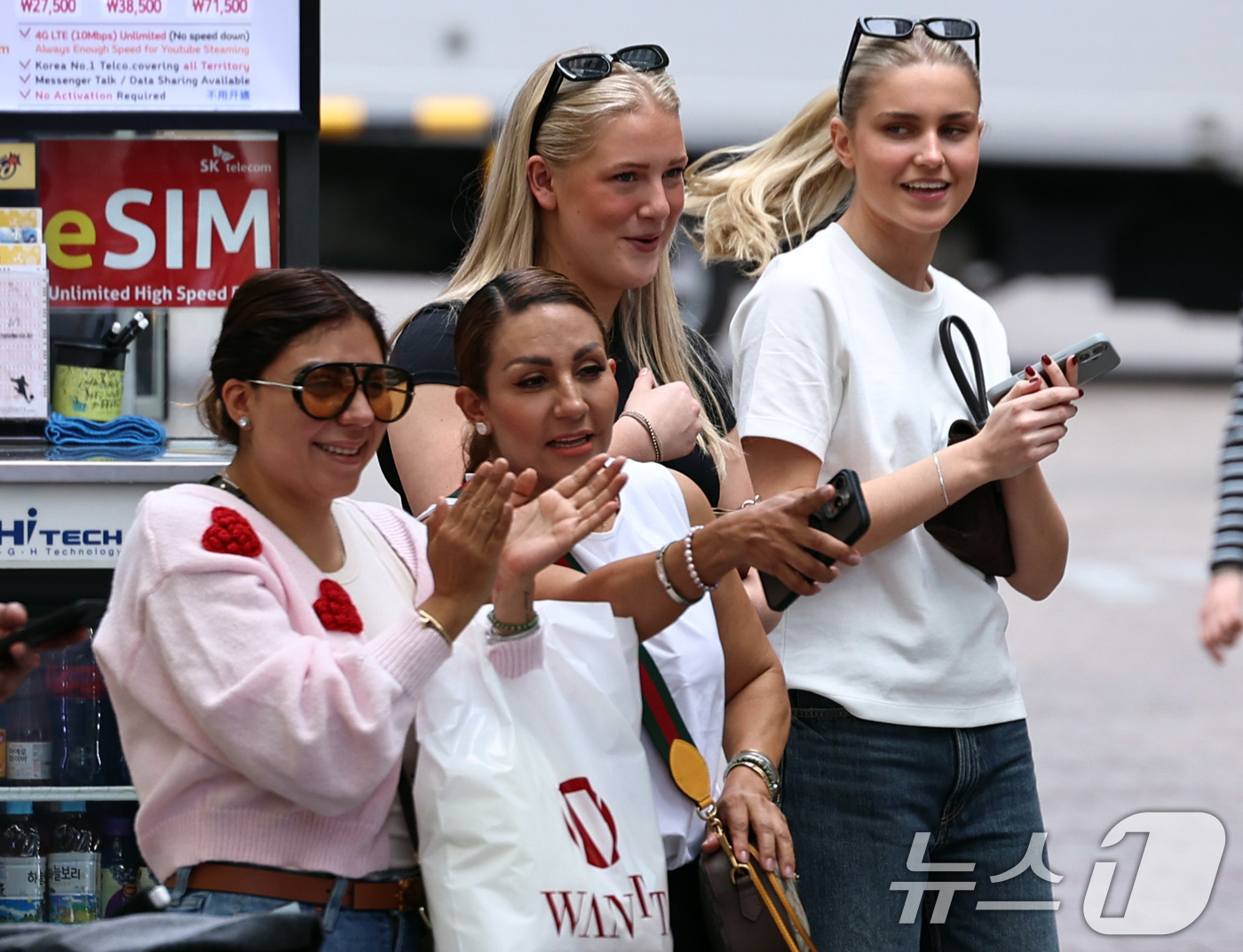 (서울=뉴스1) 구윤성 기자 = 외국인관광객들이 16일 오후 서울 중구 명동거리를 걷고 있다. 이날 문화체육관광부에 따르면 올해 1분기(1~3월) 방한 외국인 관광객은 약 476만 …