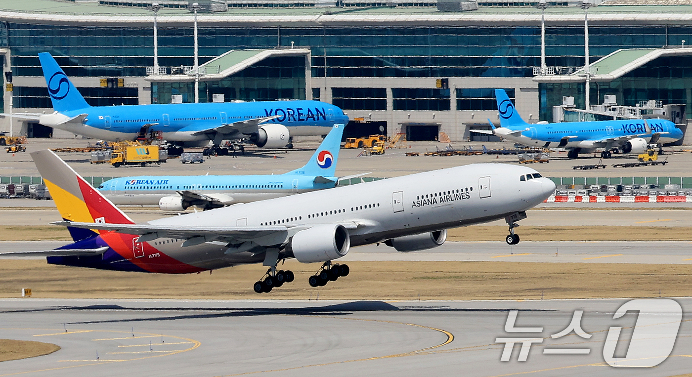 (인천공항=뉴스1) 이호윤 기자 = 중동 사태에 장기화로 국제선 항공권의 유류할증료가 사상 최고 수준으로 치솟은 16일 인천국제공항 계류장에서 항공기가 이륙하고 있다.이날 항공업계 …