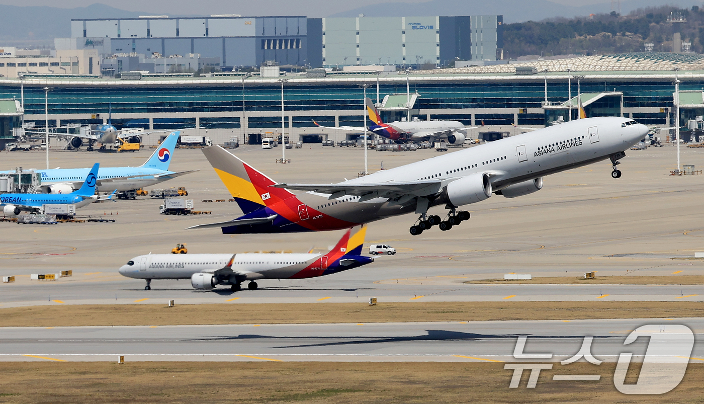 (인천공항=뉴스1) 이호윤 기자 = 중동 사태에 장기화로 국제선 항공권의 유류할증료가 사상 최고 수준으로 치솟은 16일 인천국제공항 계류장에서 항공기가 이륙하고 있다.이날 항공업계 …
