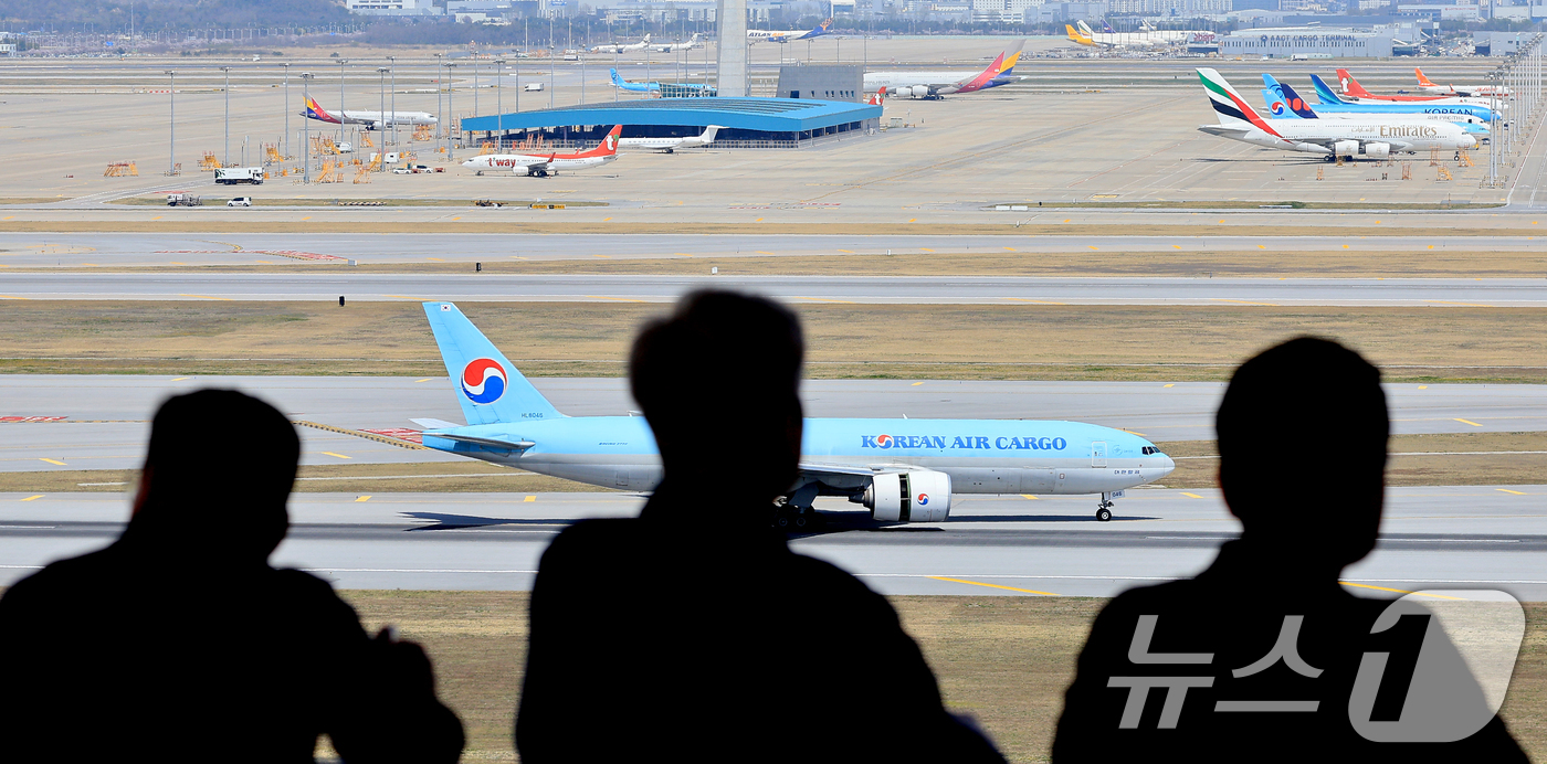 (인천공항=뉴스1) 이호윤 기자 = 중동 사태에 장기화로 국제선 항공권의 유류할증료가 사상 최고 수준으로 치솟은 16일 인천국제공항 계류장에서 항공기가 이륙하고 있다.이날 항공업계 …