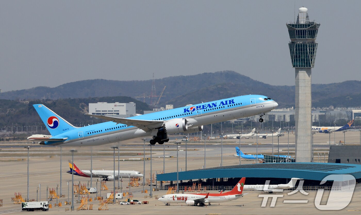 본문 이미지 - 인천국제공항 계류장에서 항공기가 이륙하고 있다. 2026.4.16 ⓒ 뉴스1 이호윤 기자