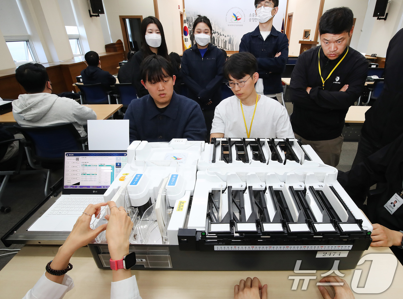 (대구=뉴스1) 공정식 기자 = 제9회 전국동시지방선거를 48일 앞둔 16일 대구 서구 대구시선거관리위원회에서 열린 선거장비 교육에 참석한 구·군 선관위 관계자들이 투표지 분류기 …