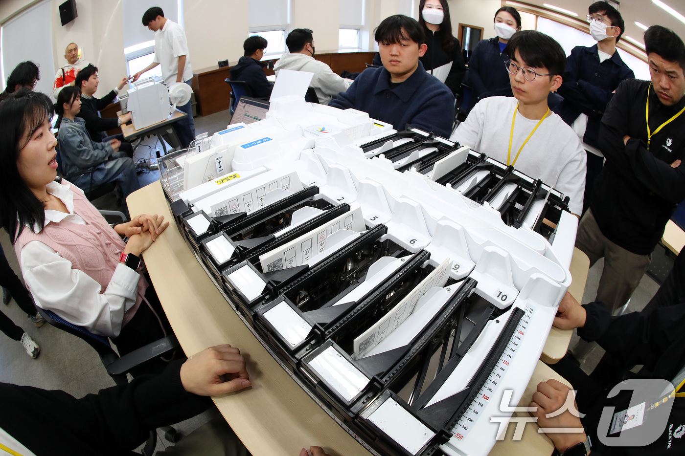 (대구=뉴스1) 공정식 기자 = 제9회 전국동시지방선거를 48일 앞둔 16일 대구 서구 대구시선거관리위원회에서 열린 선거장비 교육에 참석한 구·군 선관위 관계자들이 투표지 분류기 …