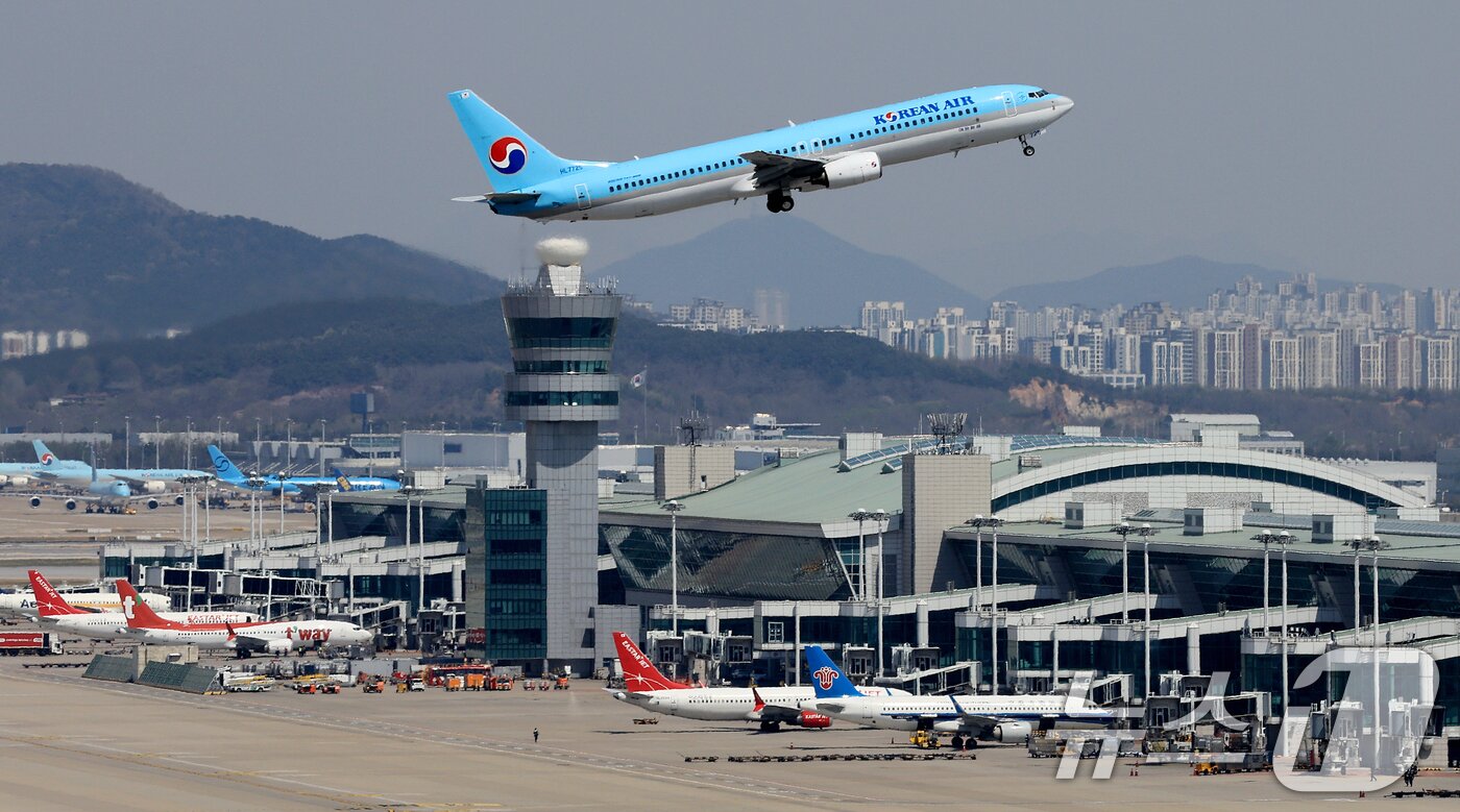 본문 이미지 - 중동 사태에 장기화로 국제선 항공권의 유류할증료가 사상 최고 수준으로 치솟은 16일 인천국제공항 계류장에서 항공기가 이륙하고 있다. 2026.4.16 ⓒ 뉴스1 이호윤 기자