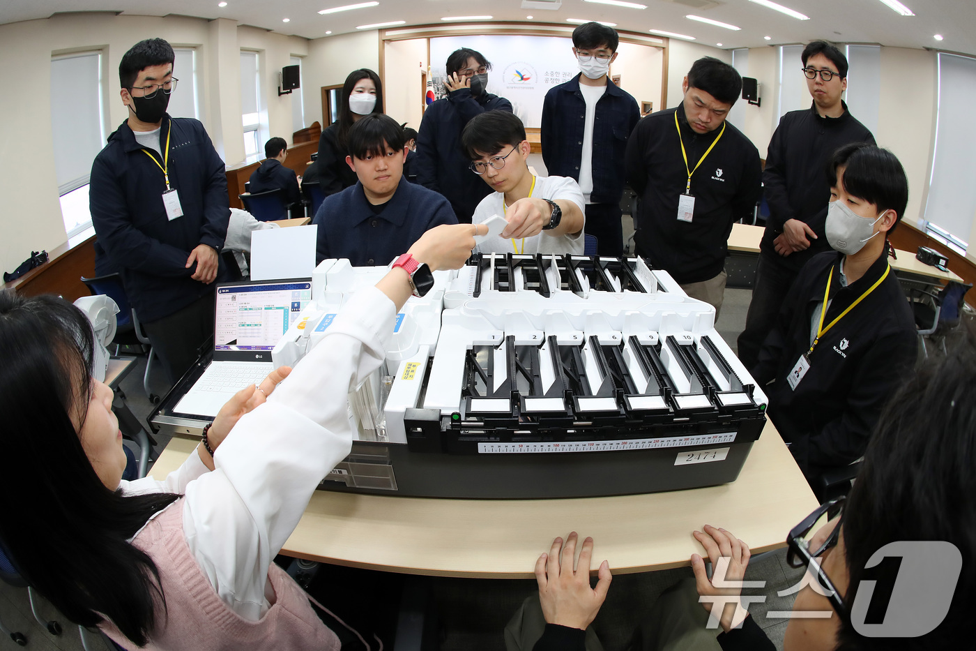 (대구=뉴스1) 공정식 기자 = 제9회 전국동시지방선거를 48일 앞둔 16일 대구 서구 대구시선거관리위원회에서 열린 선거장비 교육에 참석한 구·군 선관위 관계자들이 투표지 분류기 …