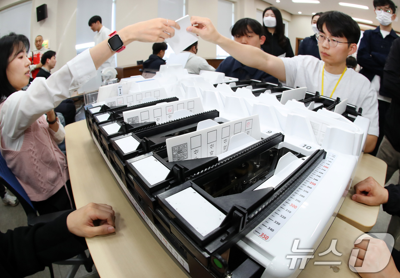 (대구=뉴스1) 공정식 기자 = 제9회 전국동시지방선거를 48일 앞둔 16일 대구 서구 대구시선거관리위원회에서 열린 선거장비 교육에 참석한 구·군 선관위 관계자들이 투표지 분류기 …