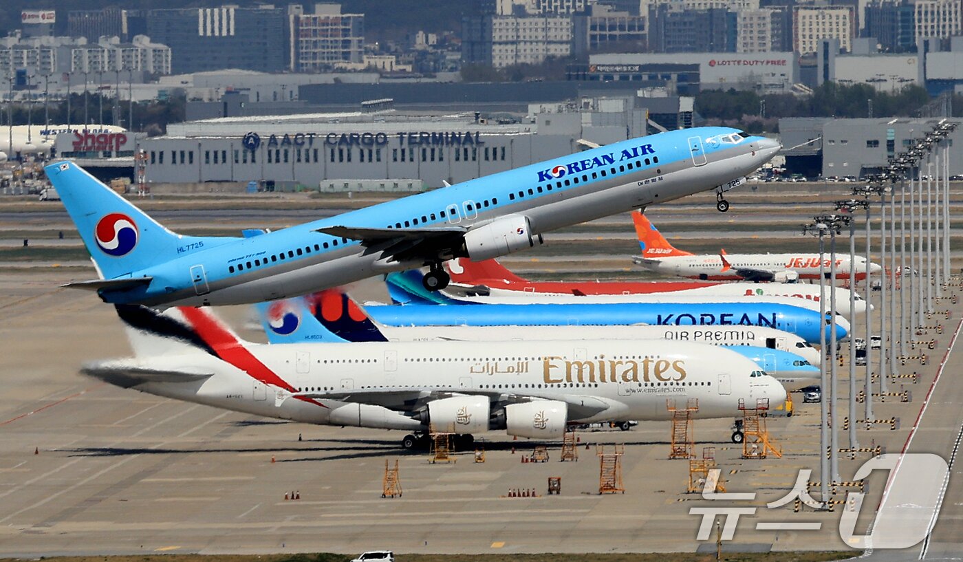 본문 이미지 - 중동 사태에 장기화로 국제선 항공권의 유류할증료가 사상 최고 수준으로 치솟은 16일 인천국제공항 계류장에서 항공기가 이륙하고 있다. 2026.4.16 ⓒ 뉴스1 이호윤 기자