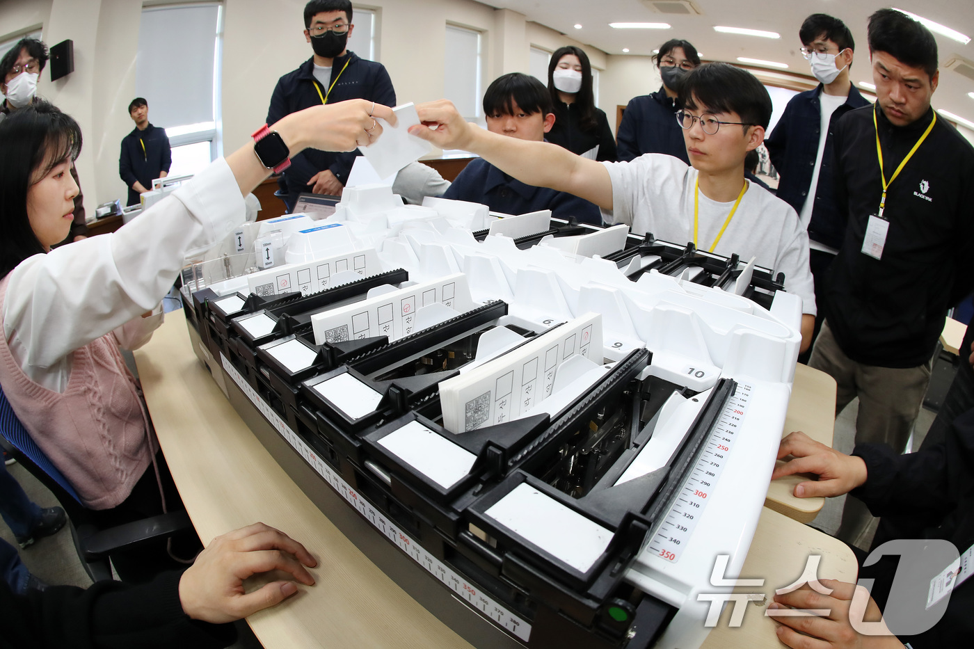 (대구=뉴스1) 공정식 기자 = 제9회 전국동시지방선거를 48일 앞둔 16일 대구 서구 대구시선거관리위원회에서 열린 선거장비 교육에 참석한 구·군 선관위 관계자들이 투표지 분류기 …
