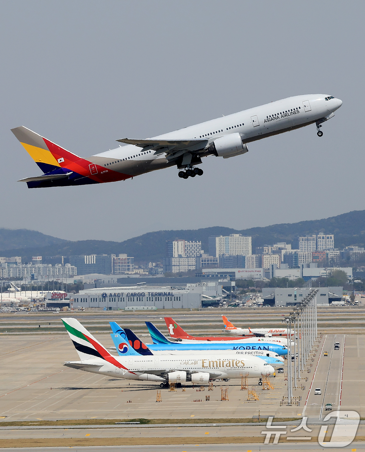 (인천공항=뉴스1) 이호윤 기자 = 중동 사태에 장기화로 국제선 항공권의 유류할증료가 사상 최고 수준으로 치솟은 16일 인천국제공항 계류장에서 항공기가 이륙하고 있다.이날 항공업계 …