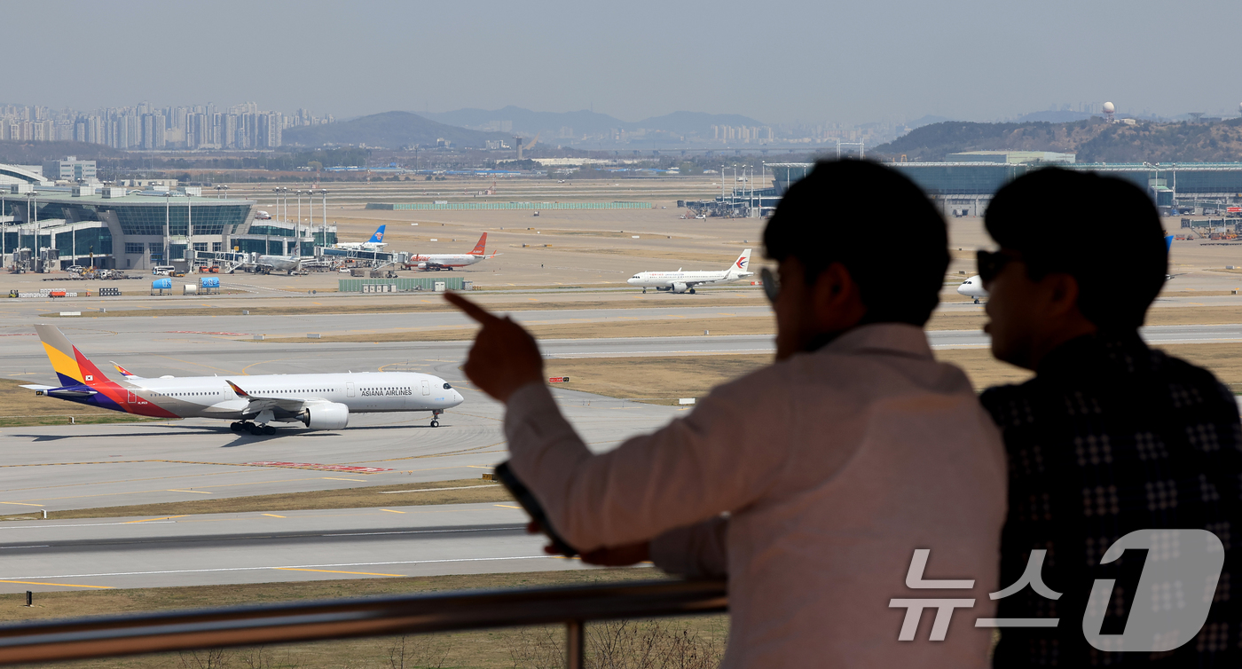 (인천공항=뉴스1) 이호윤 기자 = 중동 사태에 장기화로 국제선 항공권의 유류할증료가 사상 최고 수준으로 치솟은 16일 인천국제공항 전망대를 찾은 시민들이 항공기를 바라보고 있다. …