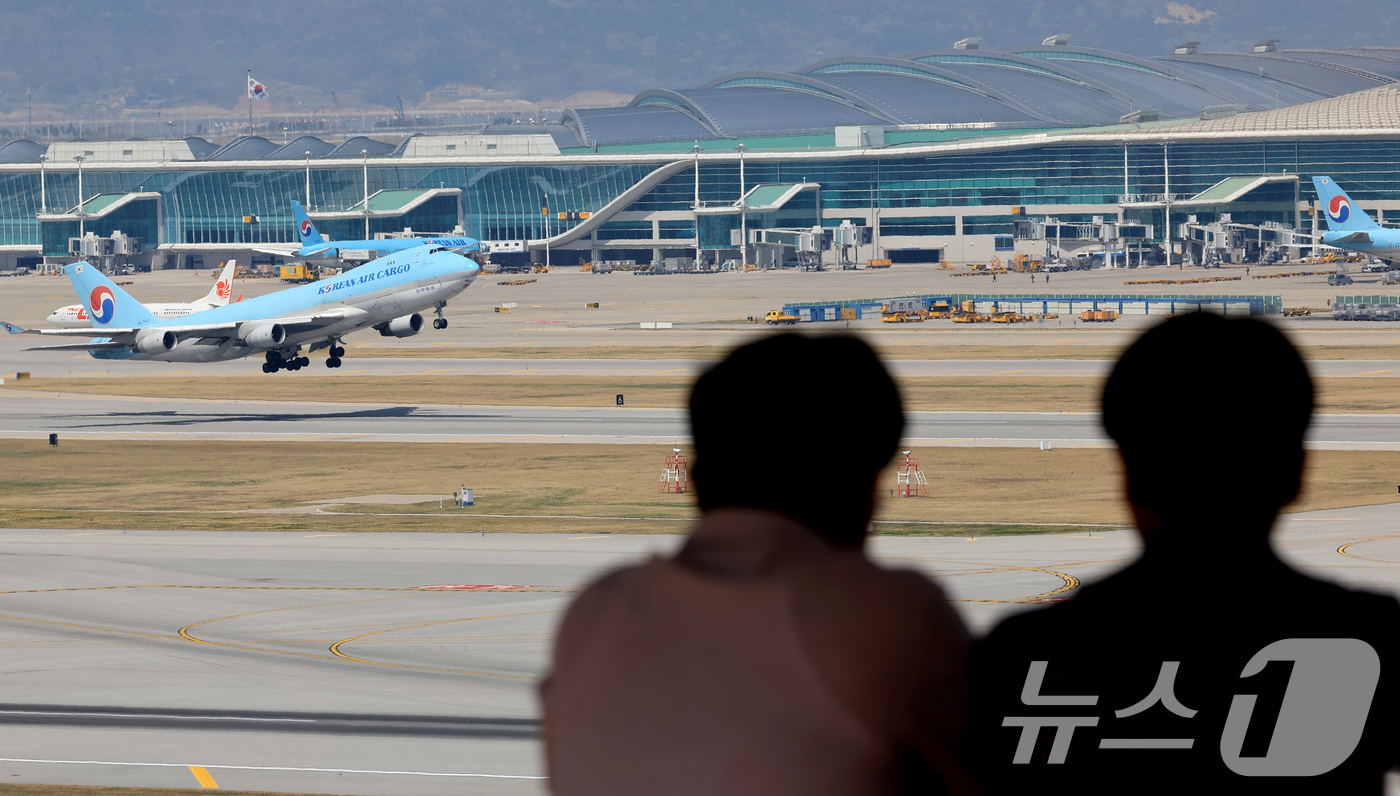 (인천공항=뉴스1) 이호윤 기자 = 중동 사태에 장기화로 국제선 항공권의 유류할증료가 사상 최고 수준으로 치솟은 16일 인천국제공항 계류장에서 항공기가 이륙하고 있다.이날 항공업계 …