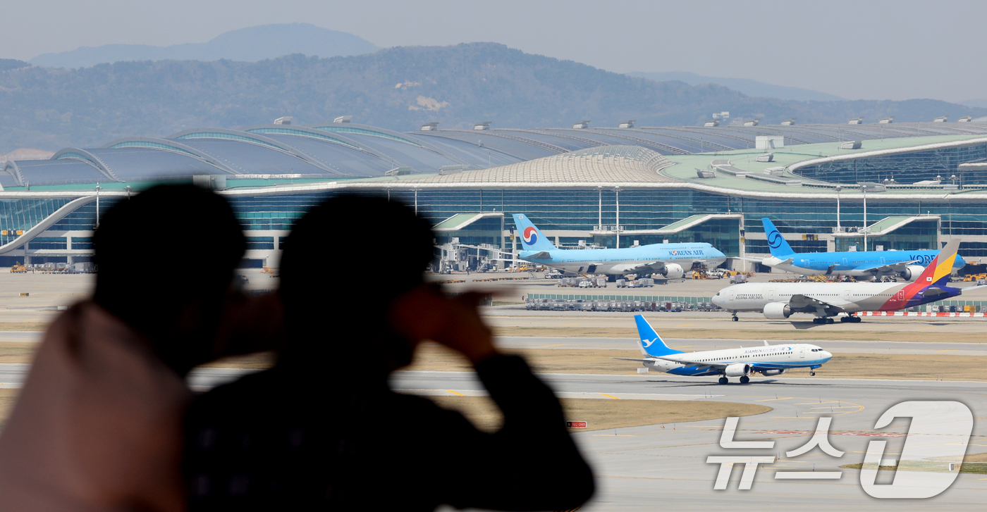 (인천공항=뉴스1) 이호윤 기자 = 중동 사태에 장기화로 국제선 항공권의 유류할증료가 사상 최고 수준으로 치솟은 16일 인천국제공항 전망대를 찾은 시민들이 항공기를 바라보고 있다. …