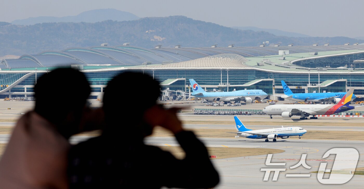 본문 이미지 - 중동 사태에 장기화로 국제선 항공권의 유류할증료가 사상 최고 수준으로 치솟은 16일 인천국제공항 전망대를 찾은 시민들이 항공기를 바라보고 있다.  2026.4.16 ⓒ 뉴스1 이호윤 기자