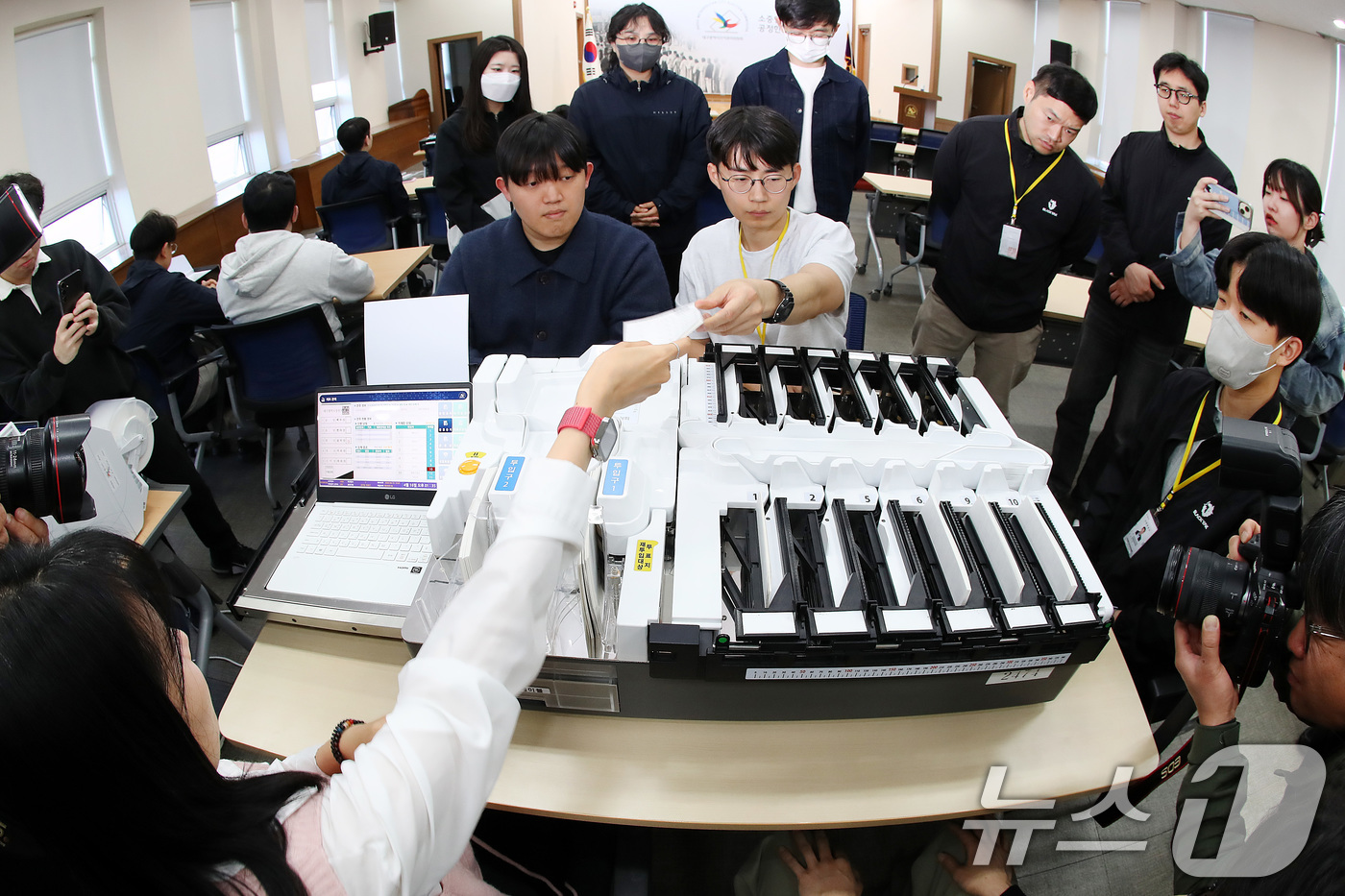 (대구=뉴스1) 공정식 기자 = 제9회 전국동시지방선거를 48일 앞둔 16일 대구 서구 대구시선거관리위원회에서 열린 선거장비 교육에 참석한 구·군 선관위 관계자들이 투표지 분류기 …