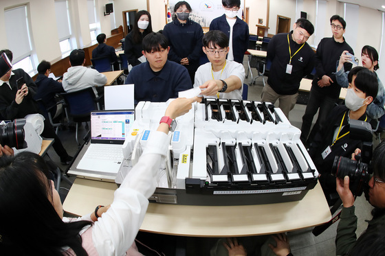 '6·3 지방선거' 투표지 분류기 시연