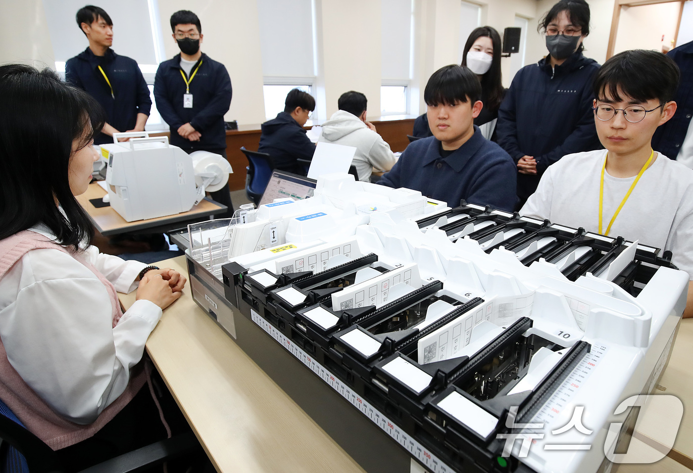 (대구=뉴스1) 공정식 기자 = 제9회 전국동시지방선거를 48일 앞둔 16일 대구 서구 대구시선거관리위원회에서 열린 선거장비 교육에 참석한 구·군 선관위 관계자들이 투표지 분류기 …