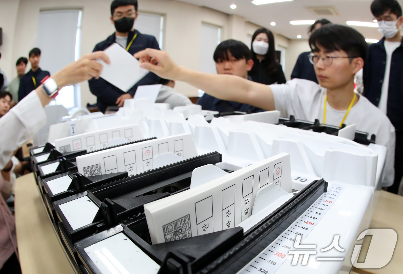 (대구=뉴스1) 공정식 기자 = 제9회 전국동시지방선거를 48일 앞둔 16일 대구 서구 대구시선거관리위원회에서 열린 선거장비 교육에 참석한 구·군 선관위 관계자들이 투표지 분류기 …