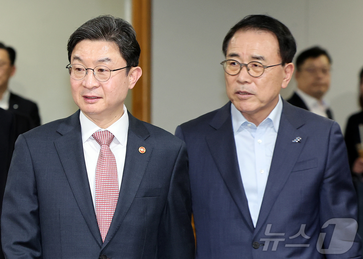 (서울=뉴스1) 김진환 기자 = 이억원 금융위원장이 16일 서울 중구 은행회관에서 열린 제5차 생산적금융 대전환 회의에 조용병 전국은행연합회 회장과 참석하고 있다. 2026.4.1 …