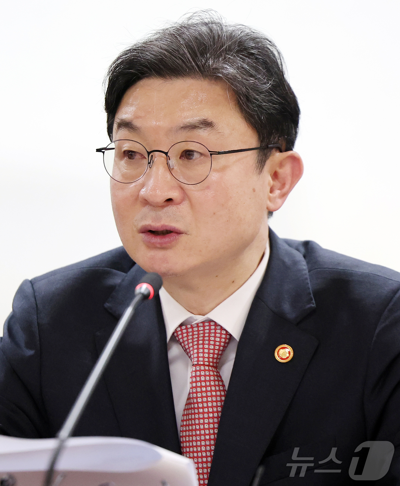 (서울=뉴스1) 김진환 기자 = 이억원 금융위원장이 16일 서울 중구 은행회관에서 열린 제5차 생산적금융 대전환 회의에 참석해 모두발언을 하고 있다. 2026.4.16/뉴스1