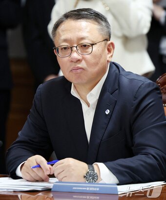 본문 이미지 - 정진완 우리은행장이 16일 서울 중구 은행회관에서 열린 제5차 생산적금융 대전환 회의에 참석해 이억원 금융위원장의 모두발언을 경청하고 있다. 2026.4.16 ⓒ 뉴스1 김진환 기자