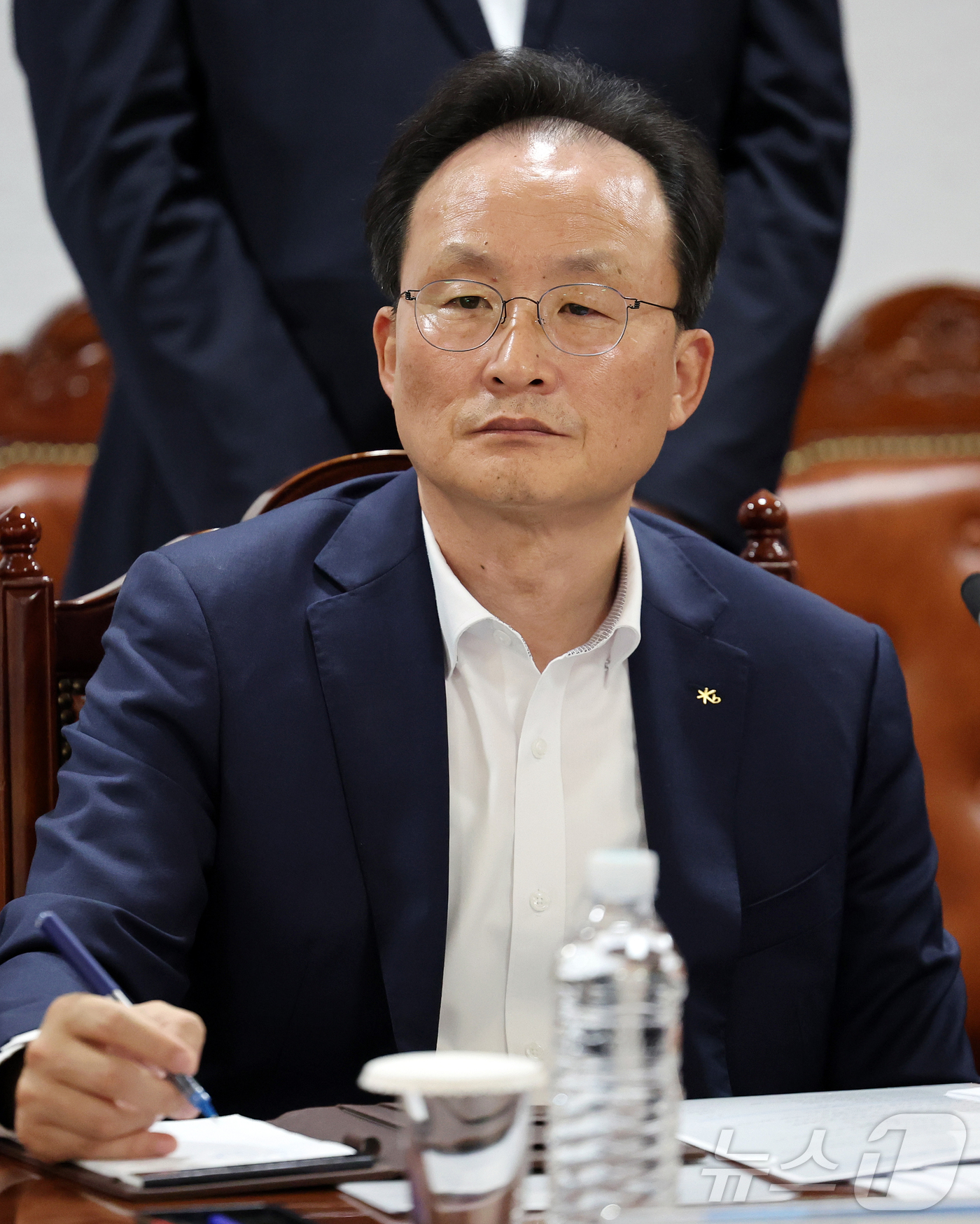 (서울=뉴스1) 김진환 기자 = 이환주 KB은행장이 16일 서울 중구 은행회관에서 열린 제5차 생산적금융 대전환 회의에 참석해 이억원 금융위원장의 모두발언을 경청하고 있다. 202 …