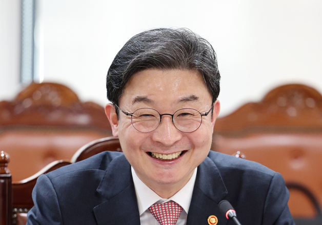 "아이들 못 챙겨 미안하다" 직원들 위해…이억원 위원장 '깜짝 손편지'