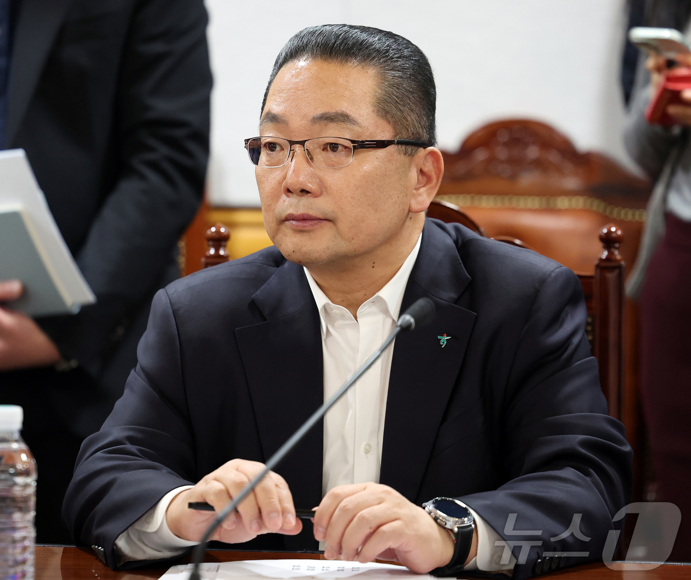(서울=뉴스1) 김진환 기자 = 이호성 하나은행장이 16일 서울 중구 은행회관에서 열린 제5차 생산적금융 대전환 회의에 참석해 이억원 금융위원장의 모두발언을 경청하고 있다. 202 …