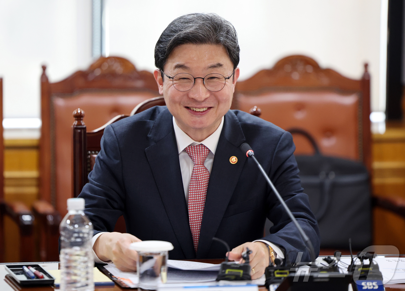 (서울=뉴스1) 김진환 기자 = 이억원 금융위원장이 16일 서울 중구 은행회관에서 열린 제5차 생산적금융 대전환 회의에 참석해 미소를 짓고 있다. 2026.4.16/뉴스1