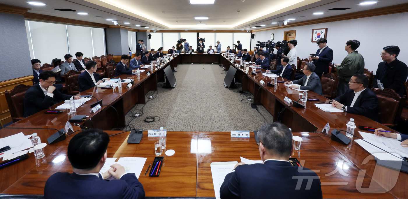 (서울=뉴스1) 김진환 기자 = 16일 서울 중구 은행회관에서 제5차 생산적금융 대전환 회의가 열리고 있다. 2026.4.16/뉴스1
