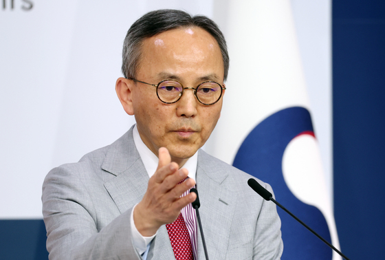 질문받는 박일 외교부 대변인