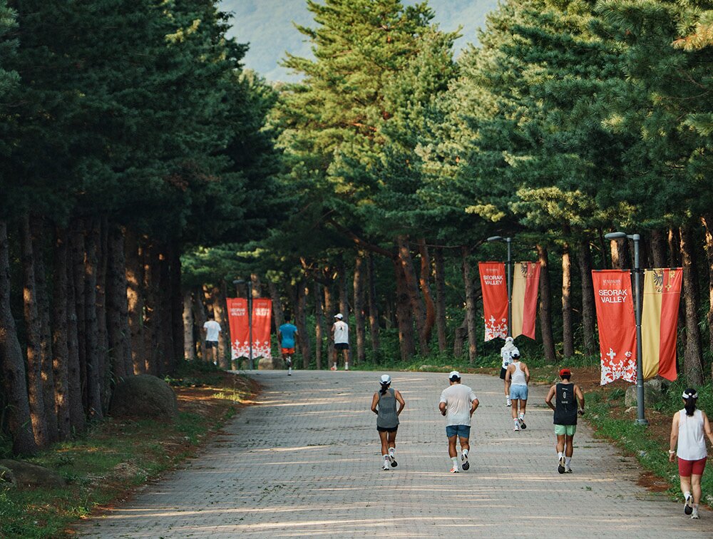 본문 이미지 - 켄싱턴리조트 설악밸리 내 리조트에서 고객들이 러닝을 즐기고 있다(켄싱턴리조트 제공)