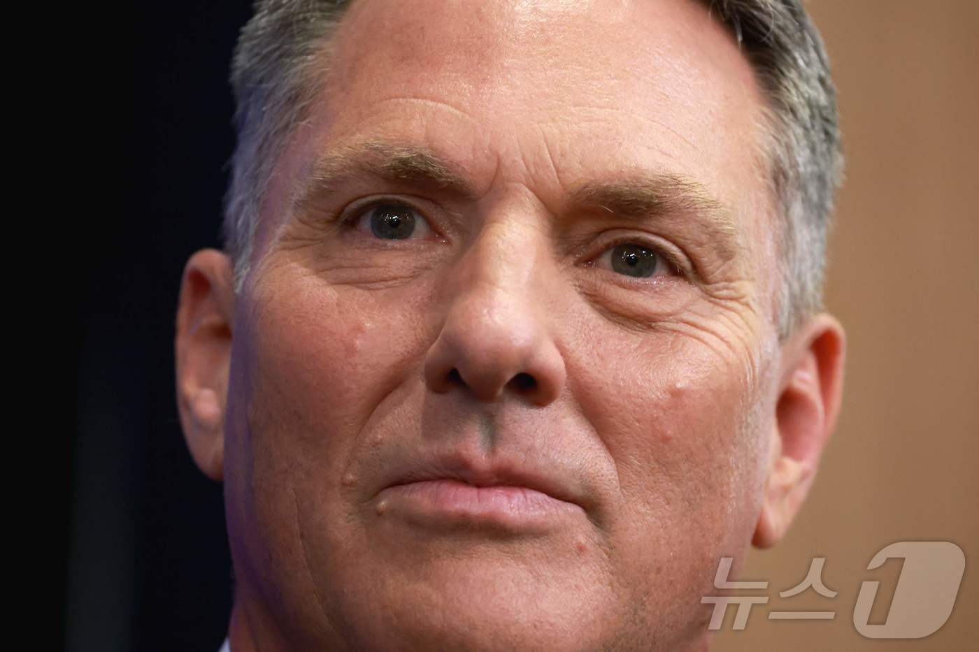 (캔버라 AFP=뉴스1) 김경민 기자 = 리처드 말스 호주 국방장관이 16일(현지시간) 캔버라 내셔널 프레스 클럽에서 연설을 준비하고 있다. 2026.4.16ⓒ AFP=뉴스1