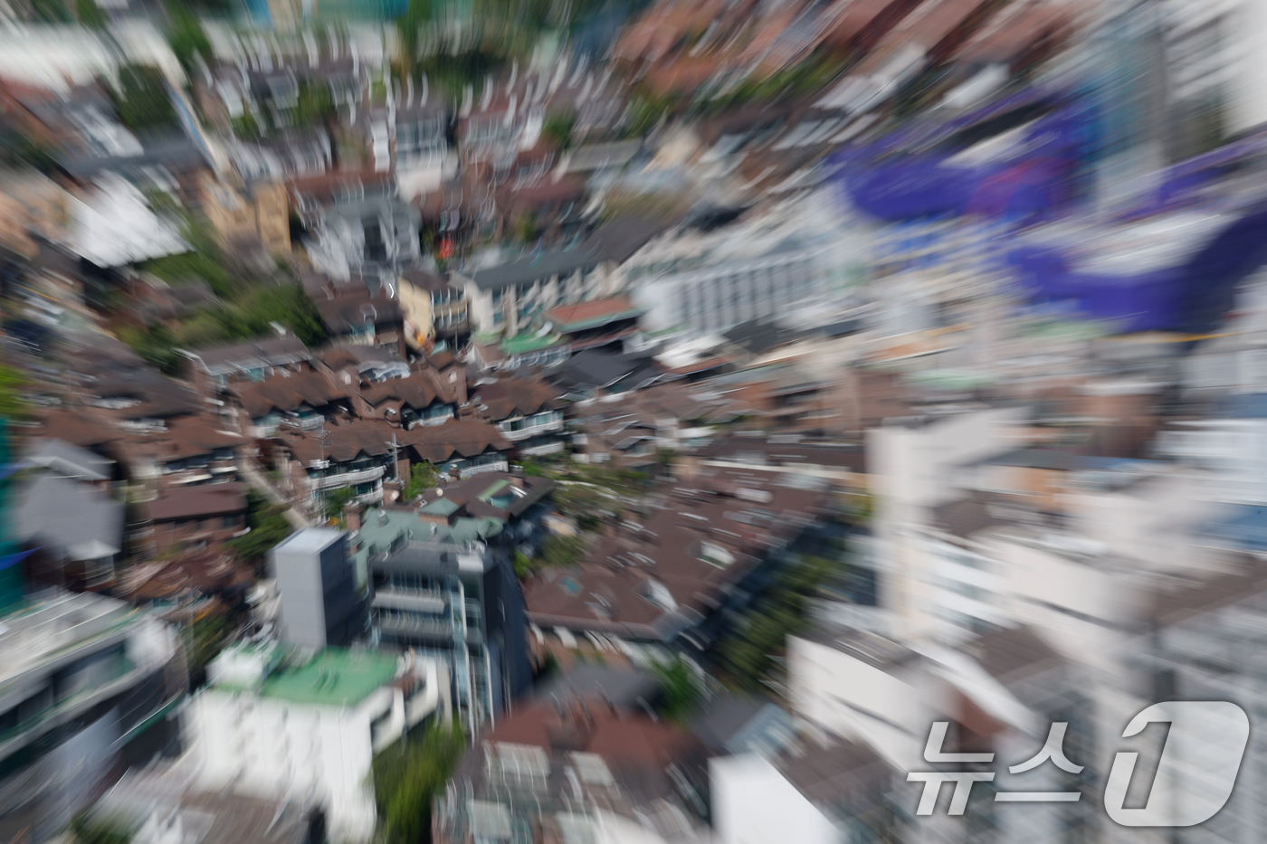 (서울=뉴스1) 안은나 기자 = 올해 공시가격 인상 영향으로 주택 보유세가 1조 원 이상 증가하는 등 보유세 부담이 확대될 것으로 보인다.사진은 16일 서울 강남구 주택가 및 아파 …