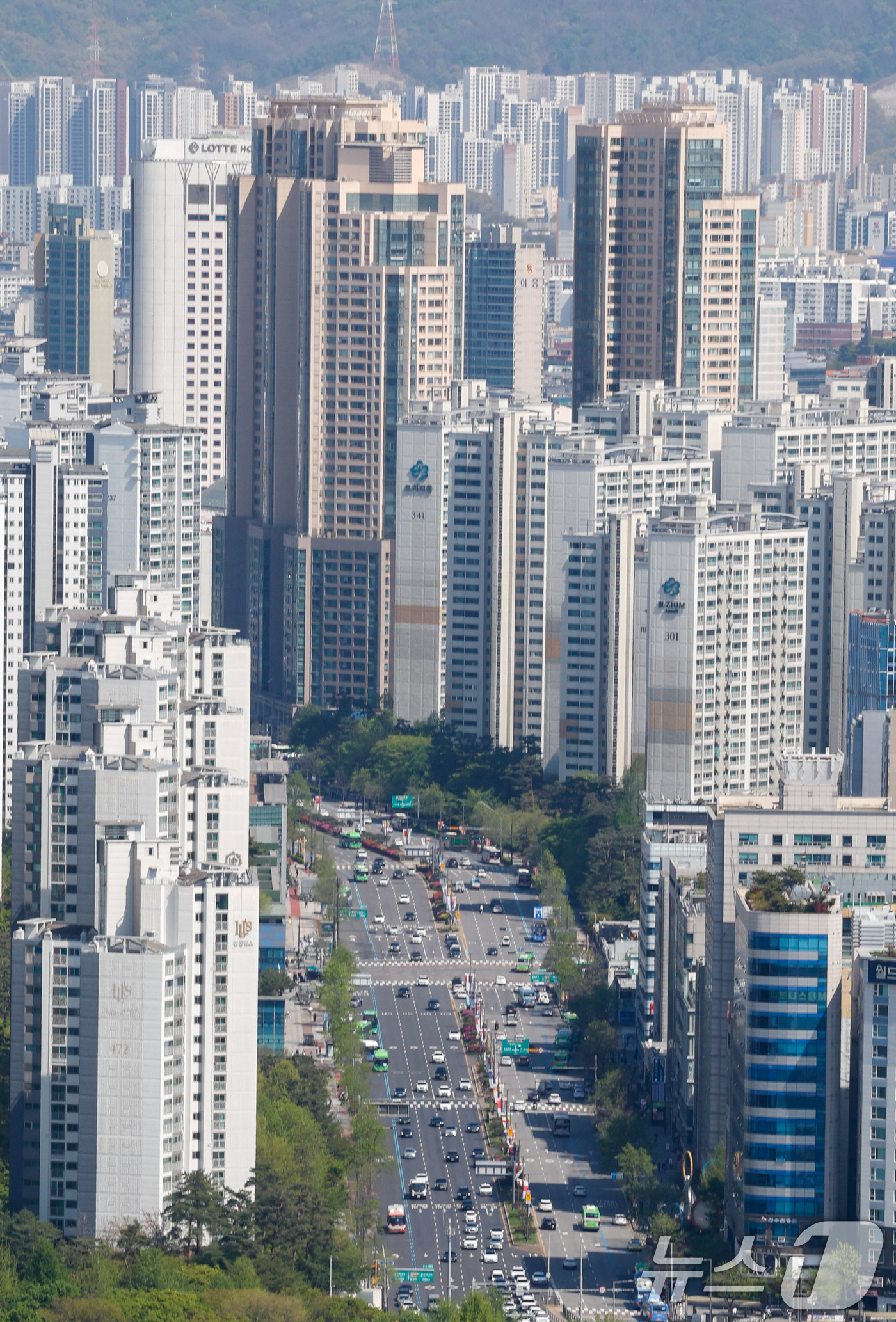 (서울=뉴스1) 안은나 기자 = 올해 공시가격 인상 영향으로 주택 보유세가 1조 원 이상 증가하는 등 보유세 부담이 확대될 것으로 보인다.사진은 16일 서울 송파구의 아파트단지 일 …