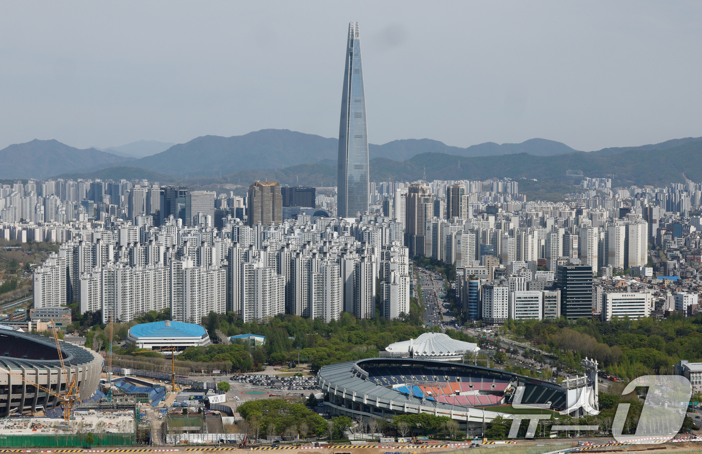 (서울=뉴스1) 안은나 기자 = 올해 공시가격 인상 영향으로 주택 보유세가 1조 원 이상 증가하는 등 보유세 부담이 확대될 것으로 보인다.사진은 16일 서울 송파구의 아파트단지 일 …