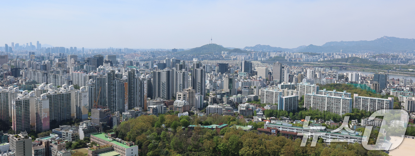 (서울=뉴스1) 안은나 기자 = 올해 공시가격 인상 영향으로 주택 보유세가 1조 원 이상 증가하는 등 보유세 부담이 확대될 것으로 보인다.사진은 16일 서울 도심 아파트 단지 일대 …