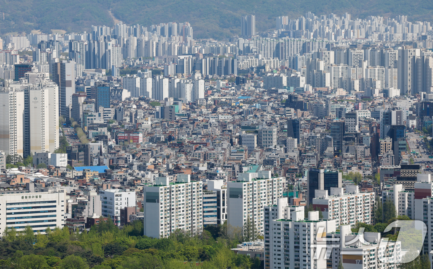 (서울=뉴스1) 안은나 기자 = 올해 공시가격 인상 영향으로 주택 보유세가 1조 원 이상 증가하는 등 보유세 부담이 확대될 것으로 보인다.사진은 16일 서울 송파구 아파트 및 빌라 …