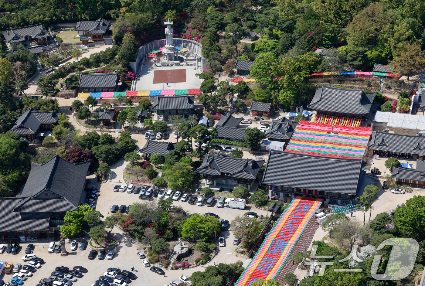 (서울=뉴스1) 안은나 기자 = 부처님 오신날을 앞두고 16일 서울 강남구 봉은사에 연등이 걸려 있다. 2026.4.16/뉴스1