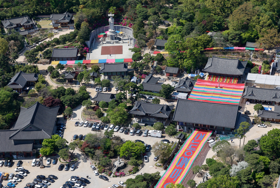 알록달록 연등 장식된 봉은사