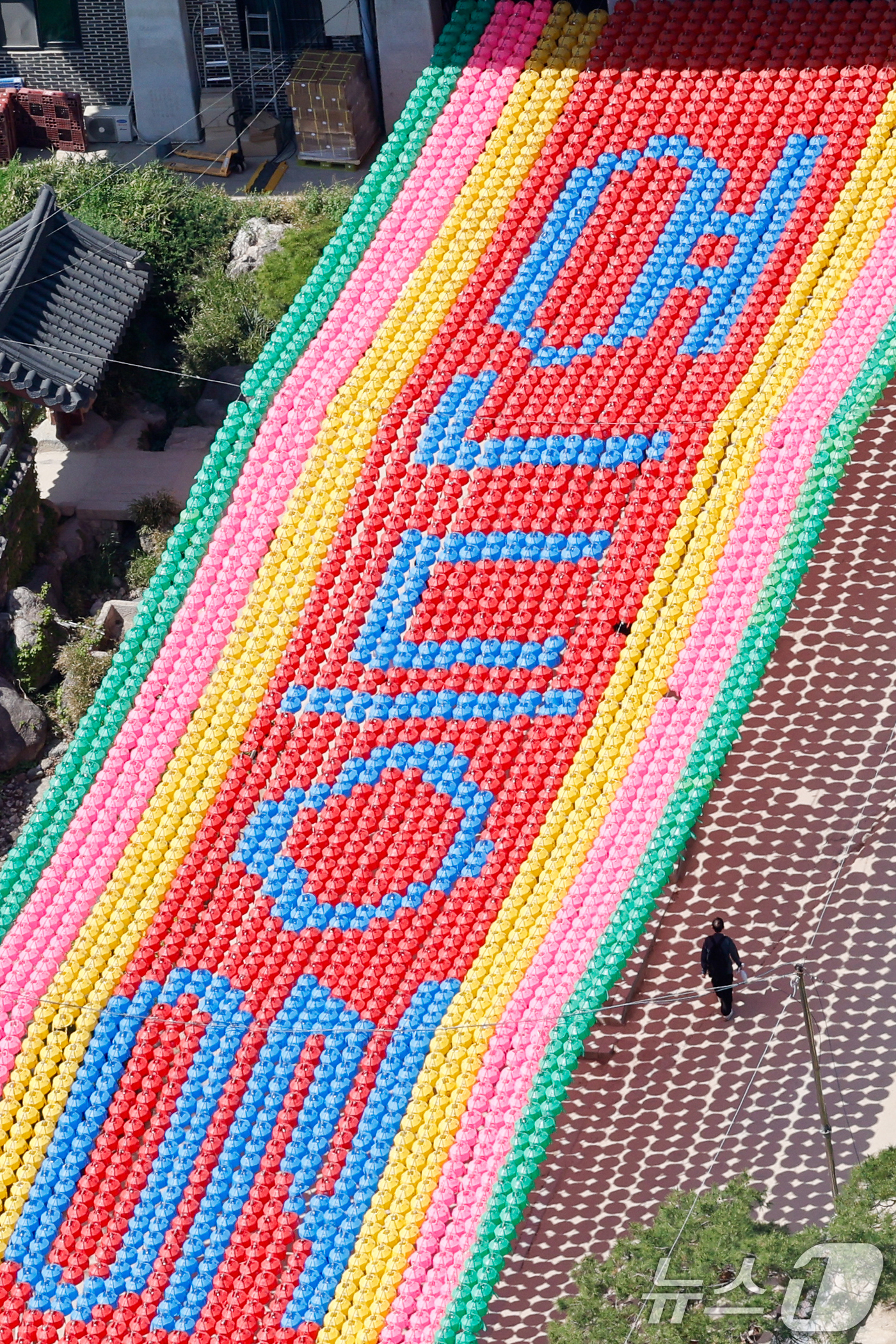 (서울=뉴스1) 안은나 기자 = 부처님 오신날을 앞두고 16일 서울 강남구 봉은사에 연등이 걸려 있다. 2026.4.16/뉴스1