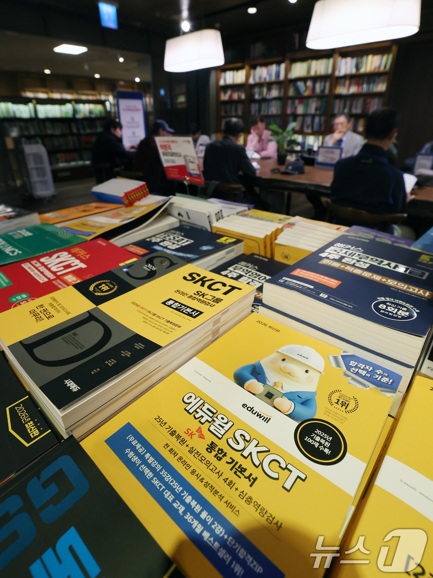 (서울=뉴스1) 임세영 기자 = 16일 서울 광화문 교보문고 ‘취업 베스트’ 매대에 SK그룹 입사 관련 교재 ‘SKCT’가 진열돼 있다.최근 반도체 업계의 역대급 실적과 높은 성과 …