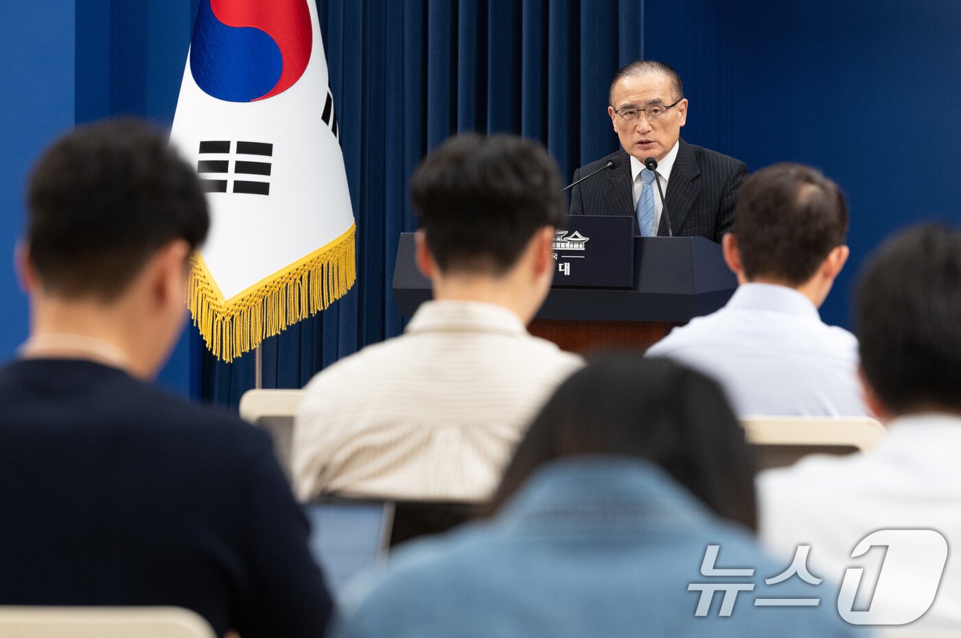 본문 이미지 - 위성락 국가안보실장이 16일 청와대 춘추관에서 대통령 순방 일정 관련 브리핑을 하고 있다. 2026.4.16 ⓒ 뉴스1 이재명 기자