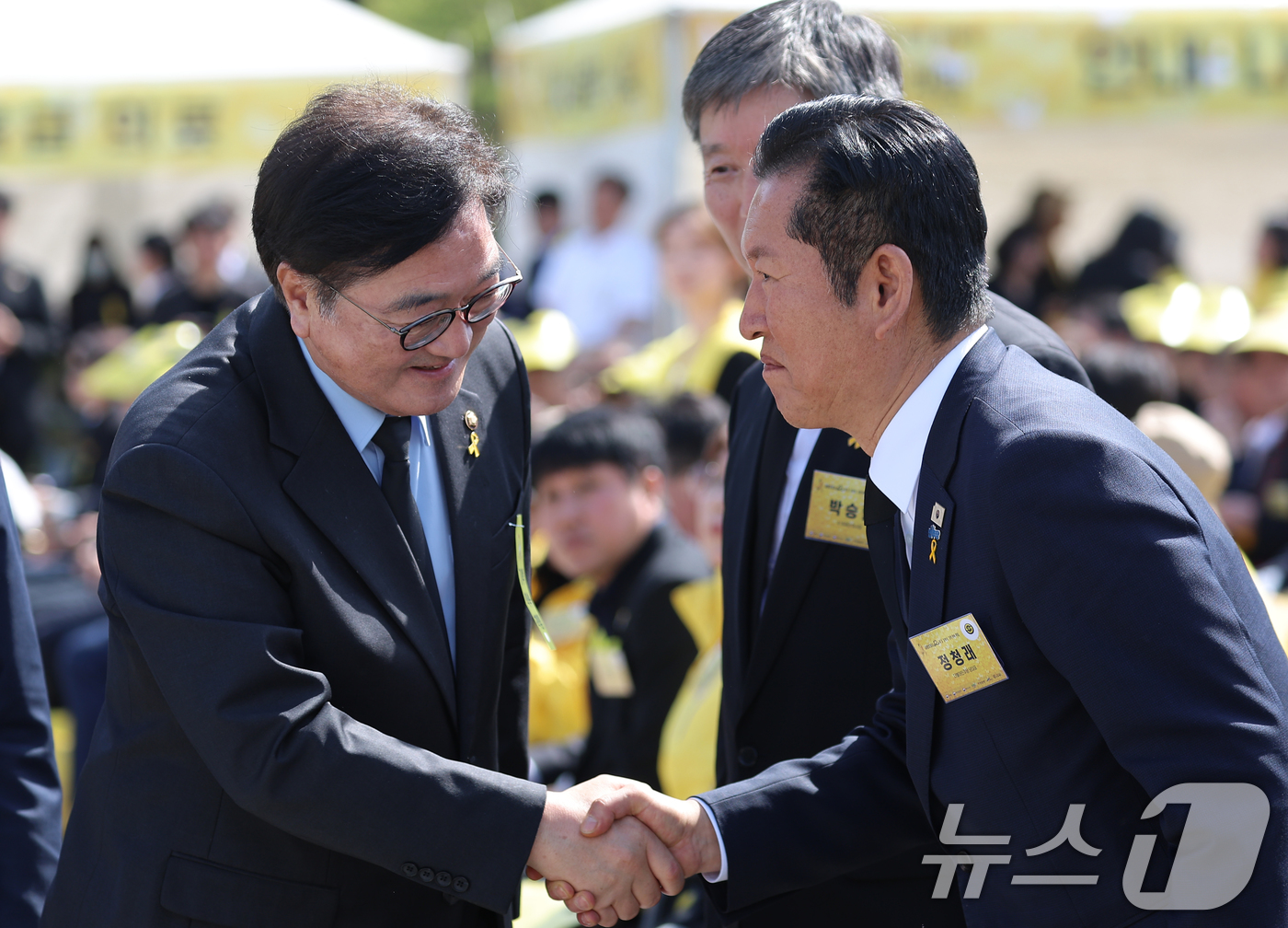 (안산=뉴스1) 이재명 기자 = 우원식 국회의장(왼쪽)과 정청래 더불어민주당 대표가 16일 경기 안산 단원구 화랑유원지에서 열린 세월호 참사 12주기 기억식에서 인사를 나누고 있다 …