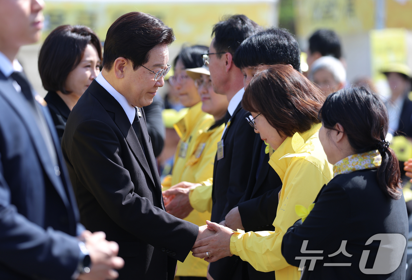 (안산=뉴스1) 이재명 기자 = 이재명 대통령이 16일 경기 안산 단원구 화랑유원지에서 열린 세월호 참사 12주기 기억식에서 유가족과 인사를 하고 있다. (청와대통신사진기자단) 2 …