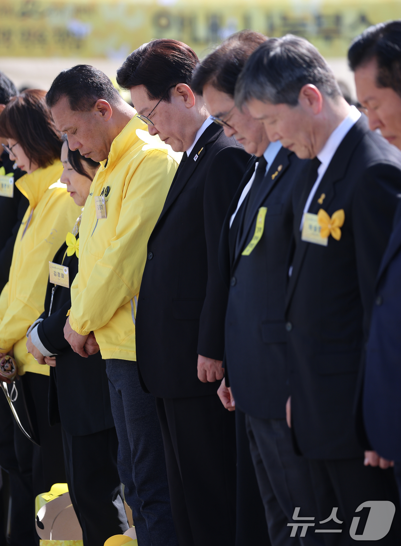 (안산=뉴스1) 이재명 기자 = 이재명 대통령이 16일 경기 안산 단원구 화랑유원지에서 열린 세월호 참사 12주기 기억식에서 희생자에 대한 묵념을 하고 있다. (청와대통신사진기자단 …