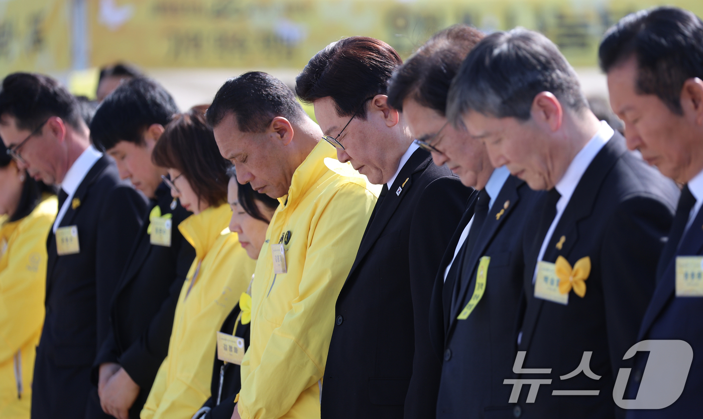 (안산=뉴스1) 이재명 기자 = 이재명 대통령이 16일 경기 안산 단원구 화랑유원지에서 열린 세월호 참사 12주기 기억식에서 희생자에 대한 묵념을 하고 있다. (청와대통신사진기자단 …